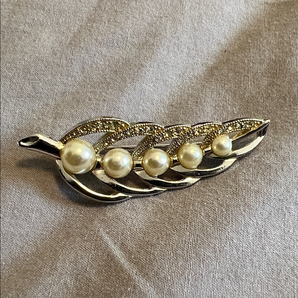 Elegant Gold Leaf Brooch with Pearls